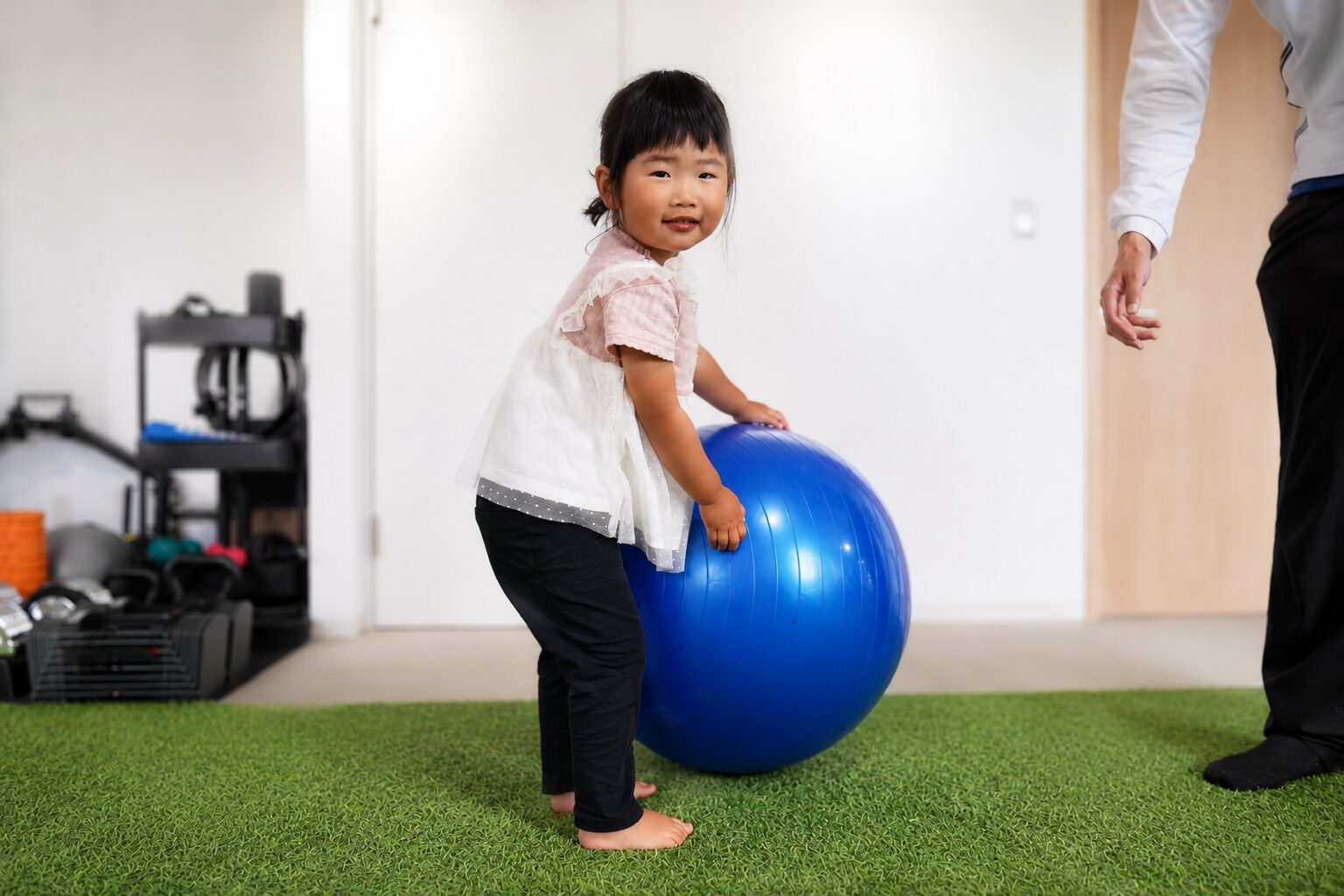 完全個室の人工芝でバランスボールを使って遊ぶ子ども｜産後の子連れトレーニング・東海市TRAD