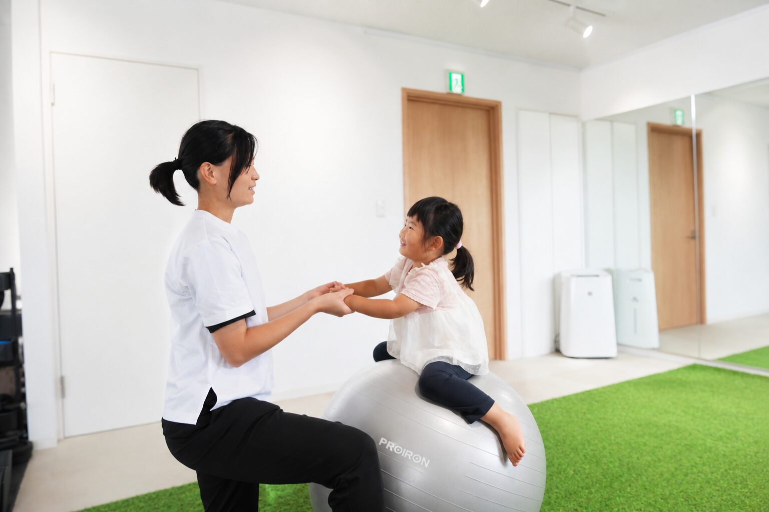 TRADの完全個室でお子さま連れでも安心して通えるパーソナルトレーニングの様子