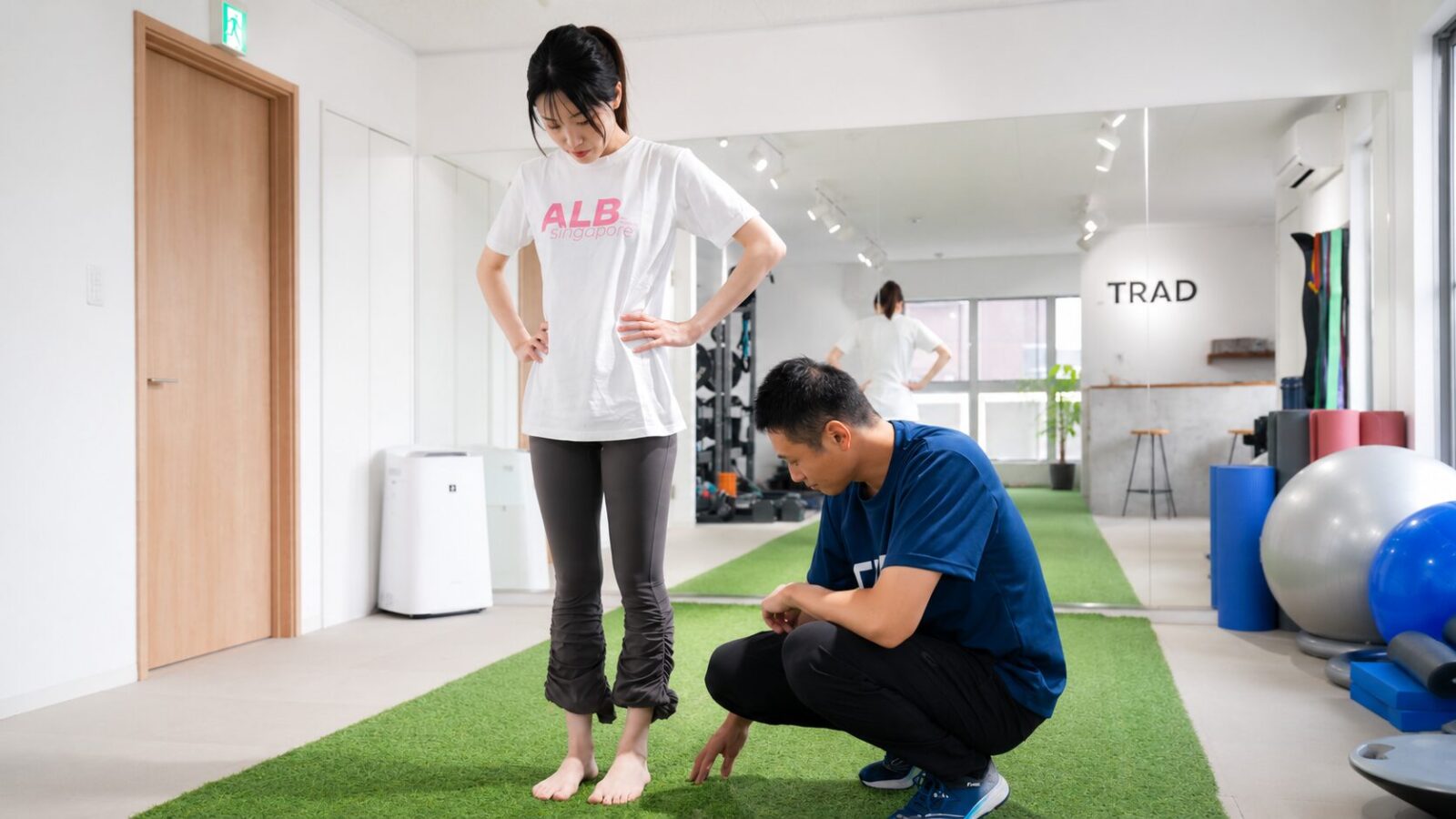 片足立ちテストで姿勢制御とバランスを評価する様子