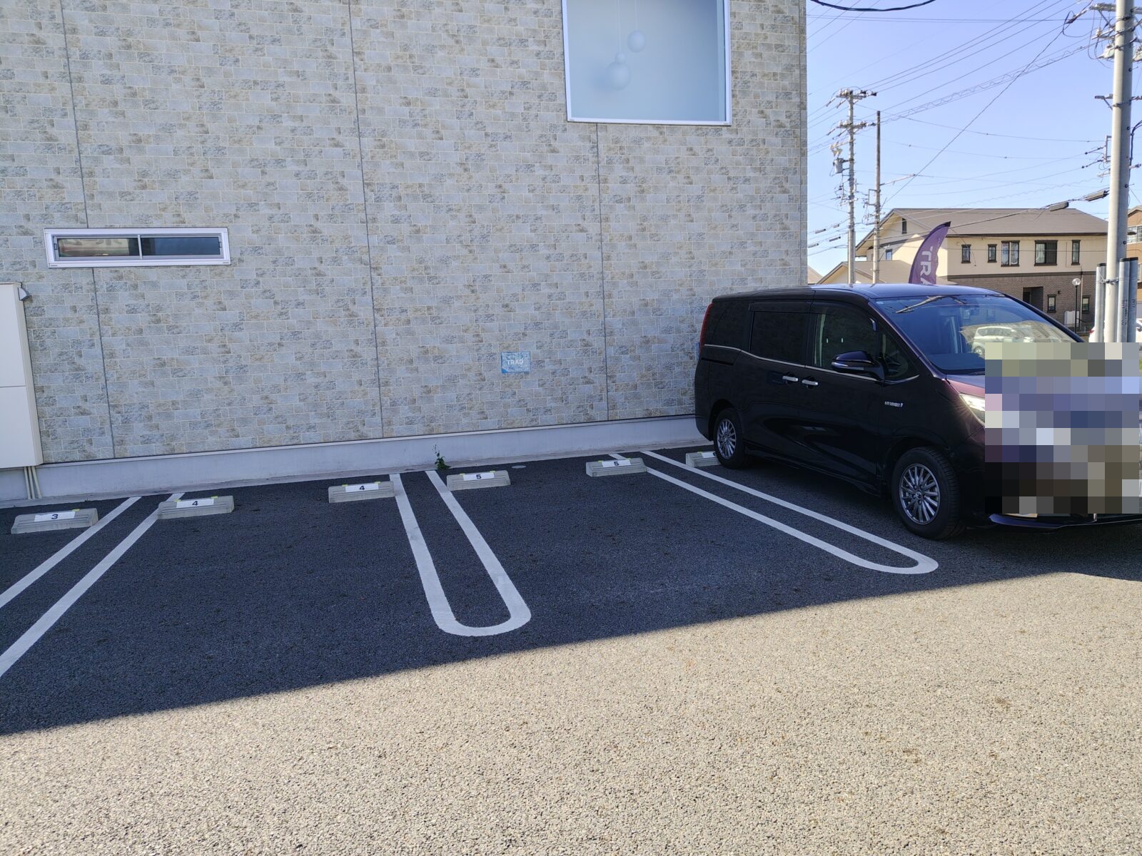 TRAD 駐車場（広めの間口で駐車しやすい）｜東海市・太田川